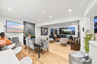 /international/ca/1095-w-keith-road-north-vancouver-british-columbia-310120071594/