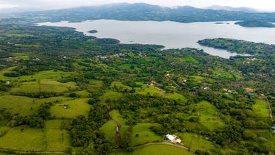 /international/cr/entrada-principal-antes-de-la-escuela-el-roble-tilaran-tronadora-guanacaste-tilaran-tronadora-guanacaste-province-120095247563/