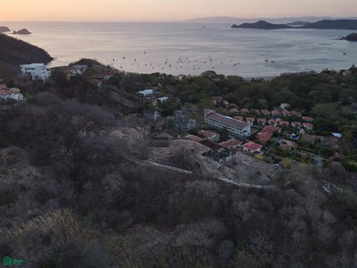 /international/cr/calle-primera-playa-hermosa-sardinal-guanacaste-province-310107299730/