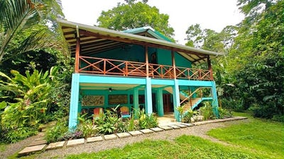 /international/cr/id-745-playa-chiquita-3-homes-5-180sqm-titled-lot-a-secluded-haven-steps-from-the-sea-puerto-viejo-limon-310100992279/?lang=it