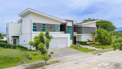 /international/cr/contemporary-family-residence-san-rafael-alajuela-province-310108528914/
