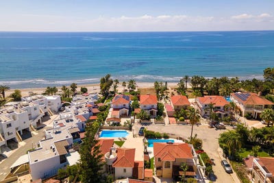 /international/cy/meneou-larnaca-310105296006/