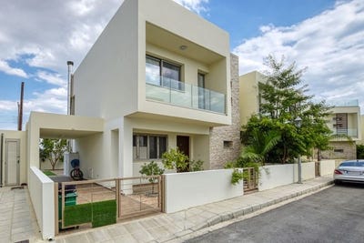 /international/cy/meneou-larnaca-310099568393/