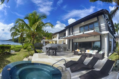 /international/do/unique-gorgeous-beach-marina-house-with-dock-included-puerto-bahia-samana-marina-yacht-club-samana-310094569371/