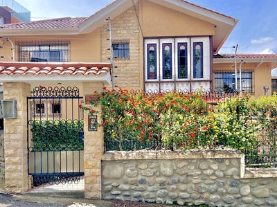 /international/ec/discover-a-bright-beautiful-todos-santos-home-filled-with-traditional-cuenca-charm-paseo-3-de-noviembre-cuenca-azuay-310107564372/