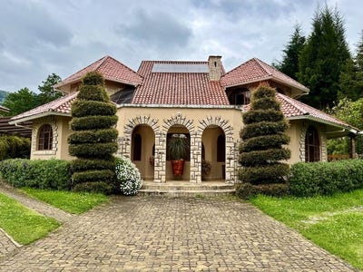 /international/ec/4-bedroom-stunner-in-small-gated-community-in-san-joaquin-just-15-minutes-from-cuenca-this-5-382-sq-ft-home-also-has-a-guest-house-cuenca-azuay-310101059412/?lang=pt