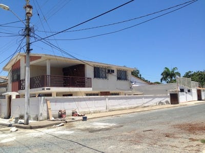 /international/ec/salinas-two-story-house-a-few-blocks-from-the-beach-pueblo-nuevo-atras-del-muelle-salinas-santa-elena-province-310108160050/