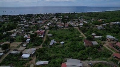 /international/ec/near-the-coast-oceanfront-mountain-and-countryside-home-construction-site-for-sale-in-puerto-lopez-puerto-lopez-puerto-lopez-manabi-province-310106290430/