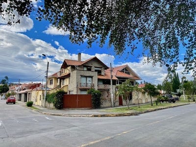 /international/ec/architectural-marvel-4-bedroom-cuenca-riverfront-homeurbanization-valle-de-los-rios-cuenca-azuay-120058429793/