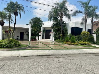 /international/ec/samborondon-ecuador-magnificent-lake-front-villa-in-samborondon-guayaquil-guayas-120057762883/