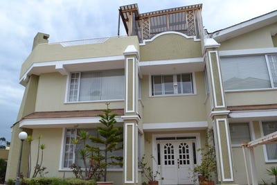 /international/ec/elegant-cumbaya-home-with-volcano-views-luxurious-comfort-quito-pichincha-310102666081/