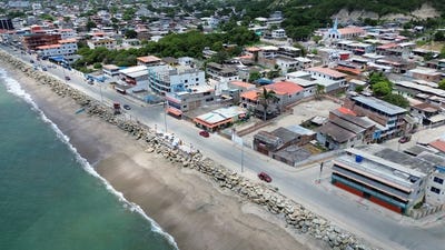 /international/ec/oceanfront-land-for-sale-malecon-de-crucita-crucita-manabi-province-310106628683/