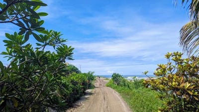 /international/ec/steps-from-the-beach-in-las-tunas-las-tunas-manabi-province-120075796563/
