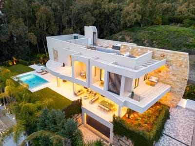 /international/es/elegant-new-build-villa-with-mountain-views-in-la-cerquilla-nueva-andalucia-marbella-nueva-andalucia-malaga-spain-marbella-valencian-community-310108250284/