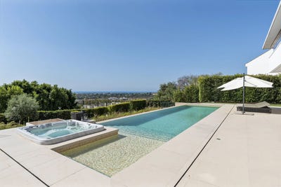 /international/es/elevated-mediterranean-living-in-gated-urbanisation-la-resina-benahavis-benahavis-los-almendros-malaga-spain-benahavis-andalusia-310108929223/