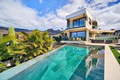 /international/es/adeje-canary-islands-310119980608/