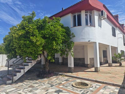 /international/es/avenida-villarrasa-rociana-del-condado-andalusia-310105817199/