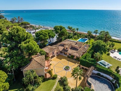 /international/es/frontline-beach-estate-with-guest-houses-in-paraiso-barronal-estepona-east-estepona-estepona-east-malaga-spain-estepona-andalusia-310108407315/