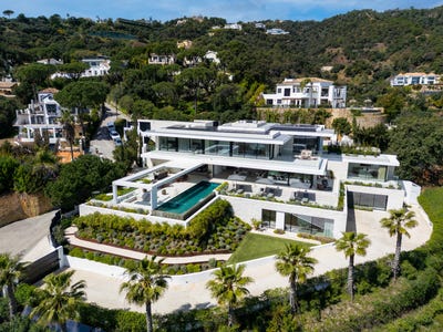 /international/es/magnificent-villa-on-a-large-plot-with-panoramic-sea-views-in-el-madronal-benahavis-benahavis-el-madronal-malaga-spain-benahavis-andalusia-310108250237/