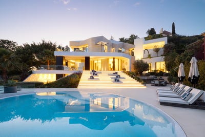 /international/es/five-bedroom-hillside-villa-overlooking-the-mediterranean-in-el-herrojo-la-quinta-benahavis-el-herrojo-malaga-spain-benahavis-andalusia-310108250225/