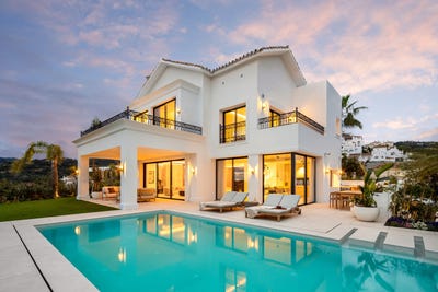 /international/es/refined-golfside-living-with-panoramic-views-in-los-arqueros-benahavis-benahavis-los-arqueros-malaga-spain-benahavis-andalusia-310108250257/