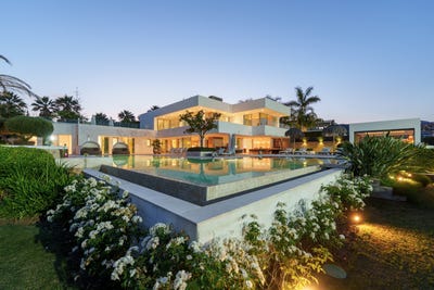 /international/es/magnificent-golf-valley-estate-with-panoramic-views-and-private-tennis-court-in-la-cerquilla-nueva-andalucia-marbella-nueva-andalucia-malaga-spain-marbella-valencian-community-310108250238/