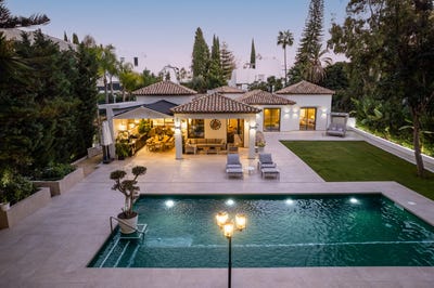 /international/es/refurbished-villa-with-outdoor-living-and-leisure-level-in-la-cerquilla-nueva-andalucia-marbella-nueva-andalucia-malaga-spain-marbella-valencian-community-310108250287/