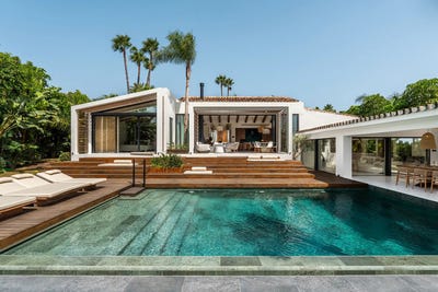 /international/es/frontline-golf-villa-with-open-views-and-modern-design-in-los-naranjos-nueva-andalucia-marbella-nueva-andalucia-malaga-spain-marbella-valencian-community-310108250038/