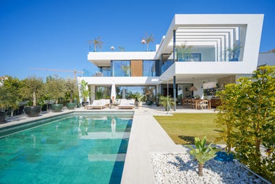 /international/es/beachside-villa-with-rooftop-solarium-and-sea-views-in-marbesa-marbella-east-marbella-marbella-este-malaga-spain-marbella-valencian-community-310108407703/