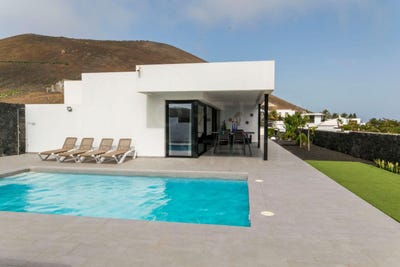 /international/es/tias-canary-islands-310100786623/