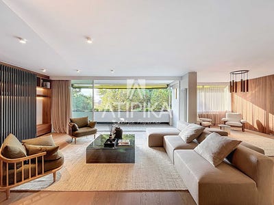 /international/es/les-corts-pedralbes-barcelona-catalonia-310099344739/