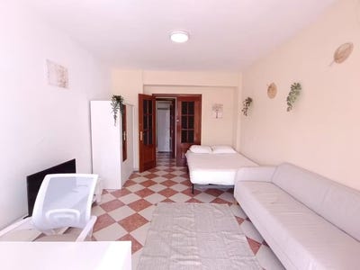 /international/es/calle-chaves-rey-sevilla-andalusia-310108669271/