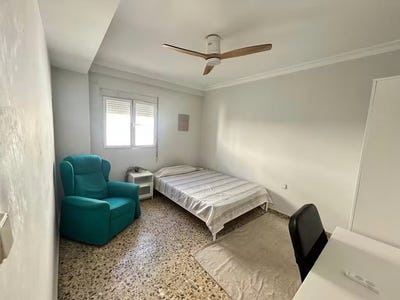 /international/es/calle-virgen-de-la-palma-coronada-sevilla-andalusia-310108895639/