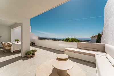 /international/es/recently-renovated-south-facing-duplex-with-panoramic-sea-views-in-la-quinta-benahavis-benahavis-la-quinta-malaga-spain-benahavis-canary-islands-310119795941/