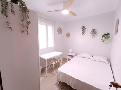 /international/es/calle-virgen-de-la-palma-coronada-sevilla-andalusia-310108480929/