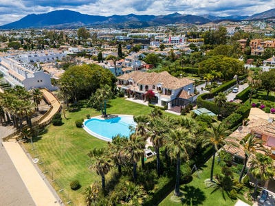 /international/es/timeless-mediterranean-mansion-with-direct-beach-access-on-the-new-golden-mile-estepona-east-estepona-estepona-east-malaga-spain-estepona-andalusia-310109079895/