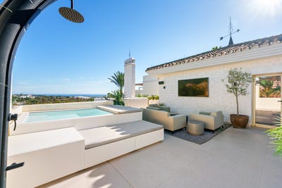 /international/es/duplex-penthouse-with-panoramic-views-and-private-pool-in-la-cerquilla-nueva-andalucia-marbella-nueva-andalucia-malaga-spain-marbella-valencian-community-310108250159/
