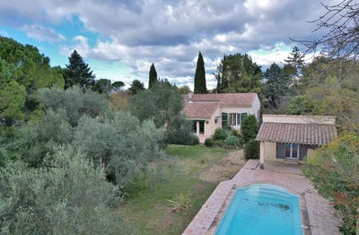 /international/fr/uzes-aquitaine-310103248390/?lang=id