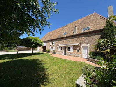 /international/fr/saint-maurice-en-riviere-burgundy-310107414305/