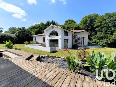 /international/fr/camblanes-et-meynac-aquitaine-310100826672/