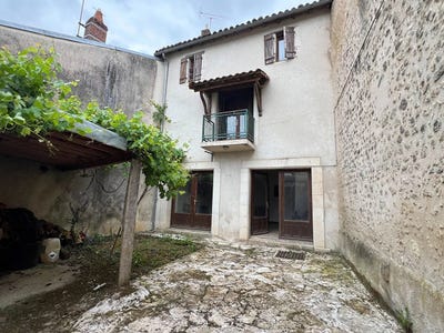 /international/fr/lussac-les-chateaux-charente-310100238126/
