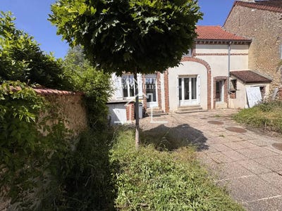 /international/fr/villeneuve-sur-yonne-burgundy-310108870091/