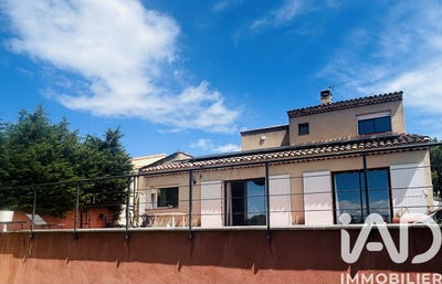 /international/fr/salon-de-provence-provence-alpes-cote-d-azur-310108244148/