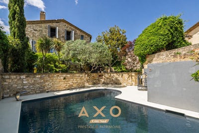 /international/fr/collias-languedoc-roussillon-310108793021/