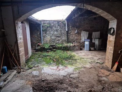 /international/fr/montmirey-le-chateau-franche-comte-310107839515/