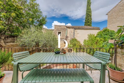 /international/fr/uzes-languedoc-roussillon-310108997124/?lang=th