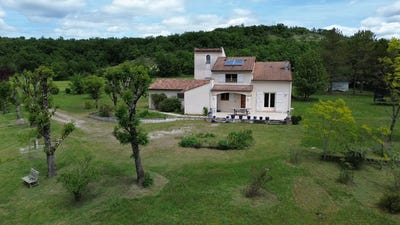 /international/fr/montcuq-en-quercy-blanc-midi-pyrenees-310108089150/?lang=th