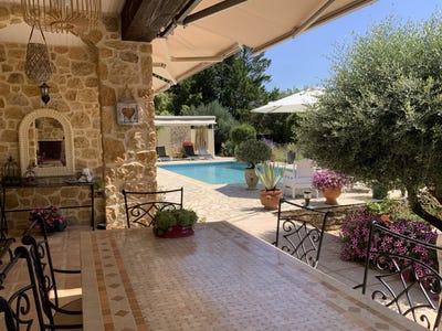 /international/fr/uzes-languedoc-roussillon-310108593111/?lang=pt