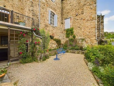 /international/fr/najac-midi-pyrenees-120086384363/