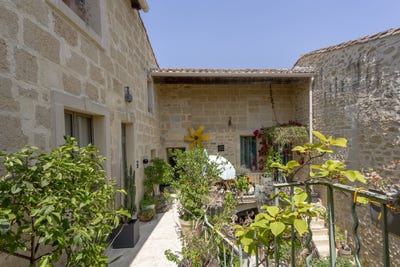 /international/fr/aigues-vives-languedoc-roussillon-310108870412/